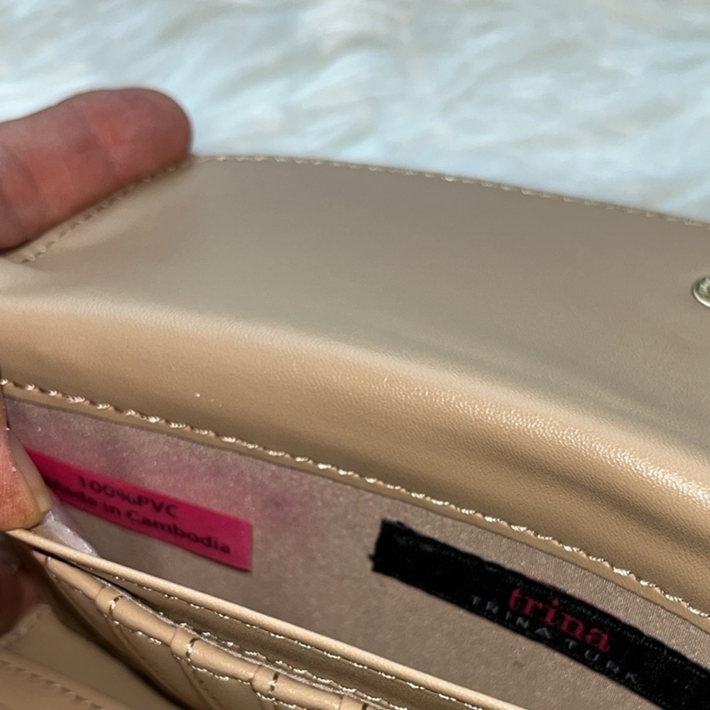 🆕 Trina Turk Red Pebbled Wallet - Picture 8 of 12